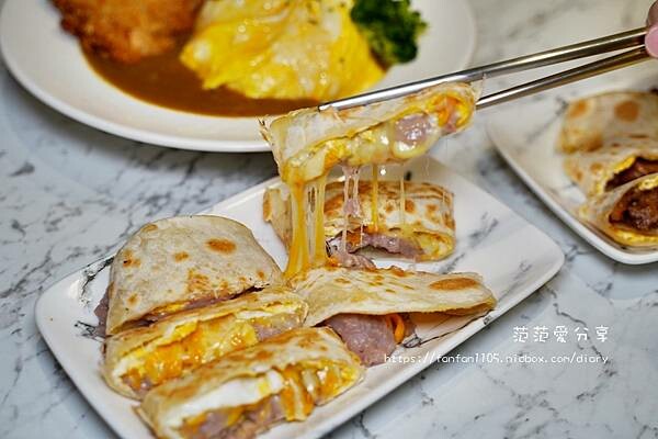 【新莊早午餐】伴心早餐 #芋泥肉鬆 #汁控肉蛋餅 #炒泡麵 #咖哩豬排 多種特色經典早午餐 (11).JPG