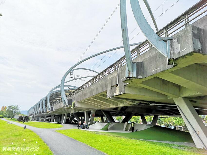 宜蘭最新景點冬山火車站波波草 宜蘭最新景點冬山火車站波波草