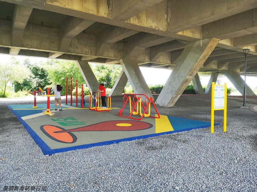宜蘭最新景點冬山火車站波波草 宜蘭最新景點冬山火車站波波草