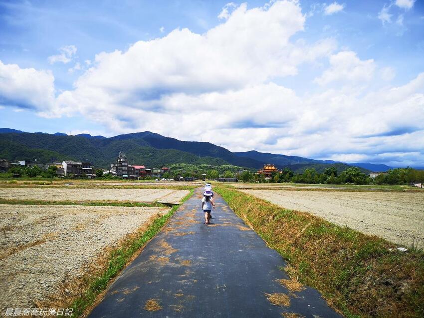 宜蘭最新景點冬山火車站波波草 宜蘭最新景點冬山火車站波波草