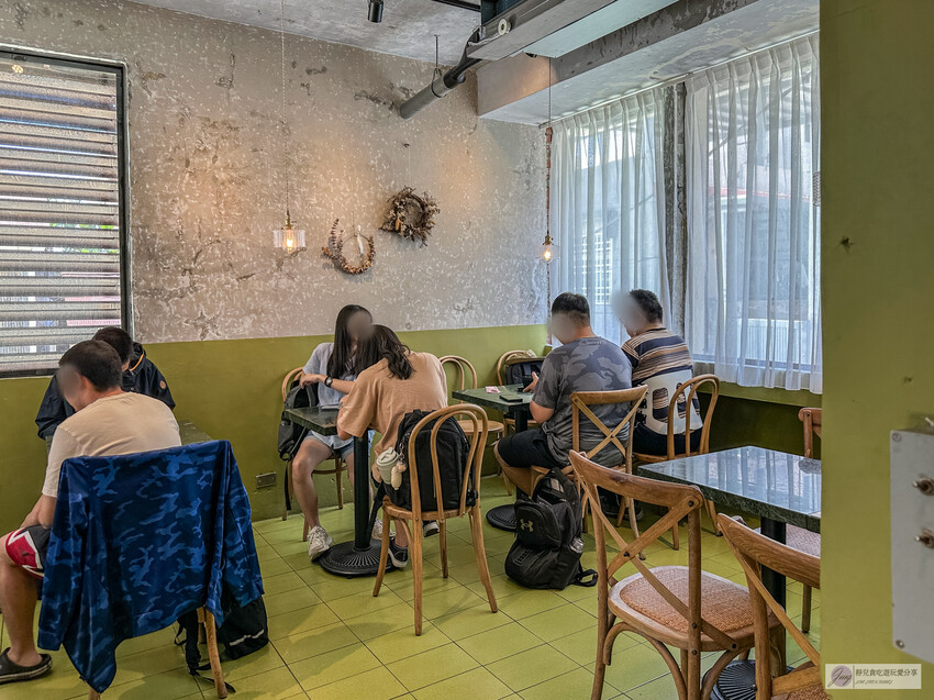 花蓮人氣文青風成康飲食店！50年老屋改造，剝皮辣椒炒手必點。