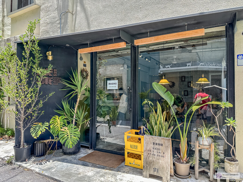 花蓮人氣文青風成康飲食店！50年老屋改造，剝皮辣椒炒手必點。