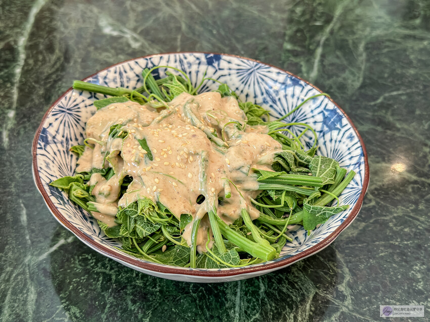 花蓮人氣文青風成康飲食店！50年老屋改造，剝皮辣椒炒手必點。