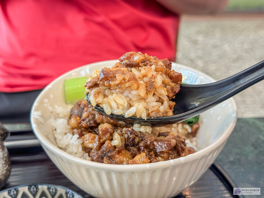 花蓮人氣文青風成康飲食店！50年老屋改造，剝皮辣椒炒手必點。