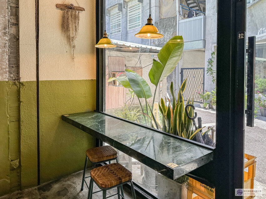 花蓮人氣文青風成康飲食店！50年老屋改造，剝皮辣椒炒手必點。