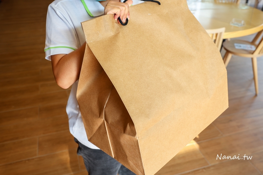 外帶合菜1300元有找！期間限量 董事長級私廚 五菜一湯，魚 蝦 魯豚蹄通通滿足，還有古早味酸菜豬肚湯，父親節這樣吃，松柏軒景觀餐廳