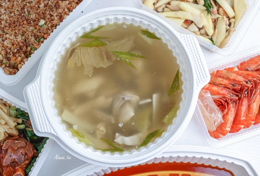 外帶合菜1300元有找！期間限量 董事長級私廚 五菜一湯，魚 蝦 魯豚蹄通通滿足，還有古早味酸菜豬肚湯，父親節這樣吃，松柏軒景觀餐廳