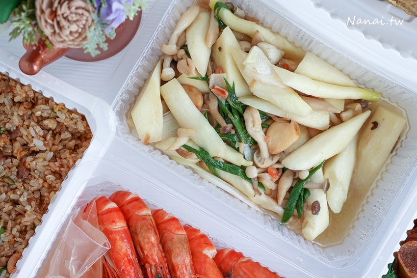 外帶合菜1300元有找！期間限量 董事長級私廚 五菜一湯，魚 蝦 魯豚蹄通通滿足，還有古早味酸菜豬肚湯，父親節這樣吃，松柏軒景觀餐廳