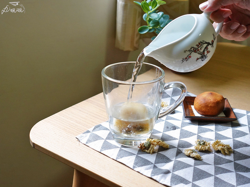 【糖鼎黑糖】中秋禮盒,清甜冰糖菊花磚搭配香酥黑糖肉鬆餅,質感包裝+提袋