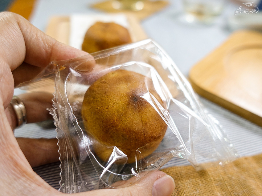 【糖鼎黑糖】中秋禮盒,清甜冰糖菊花磚搭配香酥黑糖肉鬆餅,質感包裝+提袋