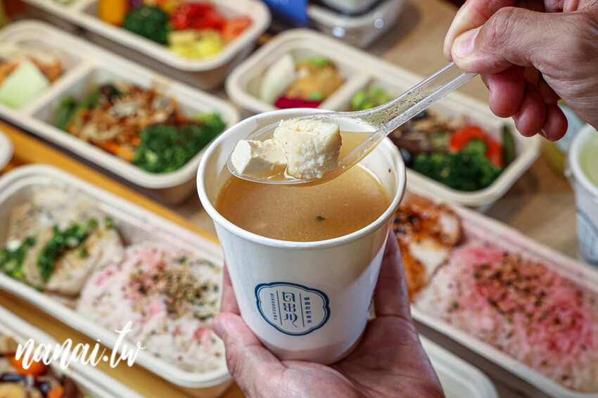 隱身彰基附近好吃日出川鹽麴舒肥餐盒!必點每日限量蒜香舒肥莎朗牛,好吃到天天都想買。