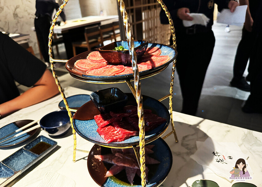 【台中燒肉】老井極上燒肉美村店,點了饕客專業和牛,專人剝蝦還