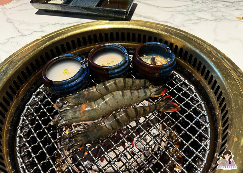 【台中燒肉】老井極上燒肉美村店,點了饕客專業和牛,專人剝蝦還