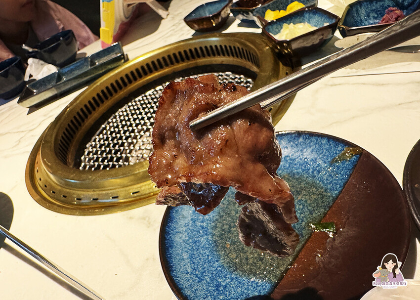 【台中燒肉】老井極上燒肉美村店,點了饕客專業和牛,專人剝蝦還