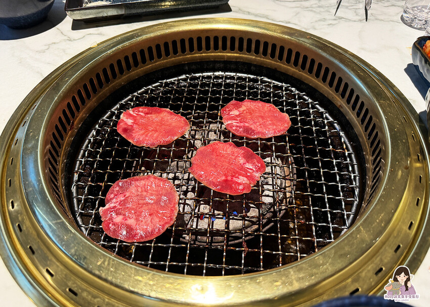 【台中燒肉】老井極上燒肉美村店,點了饕客專業和牛,專人剝蝦還