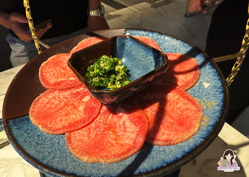 【台中燒肉】老井極上燒肉美村店,點了饕客專業和牛,專人剝蝦還