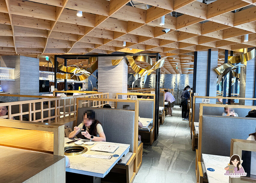 【台中燒肉】老井極上燒肉美村店,點了饕客專業和牛,專人剝蝦還