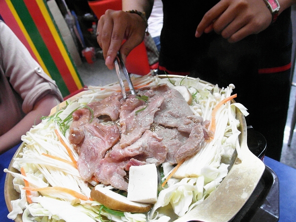 老韓家韓式廚房(台南分店)：【台南||東區】平價美味韓式料理！銅盤烤肉！老韓家。韓式廚房>>即將改名『韓屋 韓式廚房』