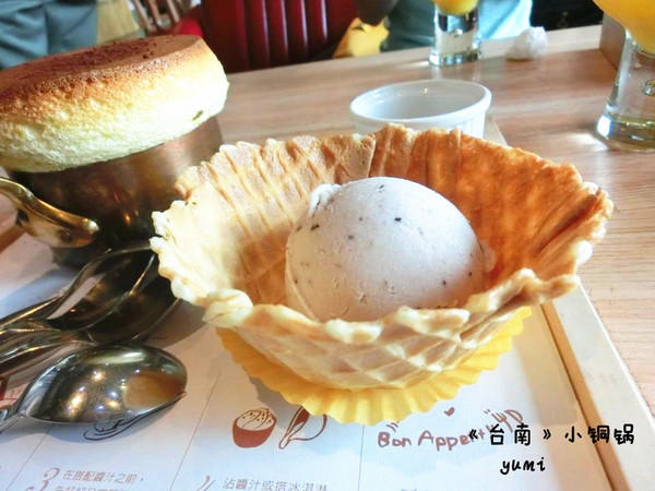 小銅鍋咖啡館(龍山店)：【台南食記】慢工出細活!蓬蓬柔軟的舒芙蕾融化你心@小銅鍋咖啡館 Les Petits Pots