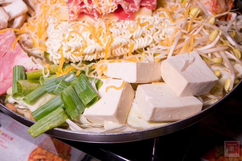 【臺南美食】開了10幾年台南韓式料理店，15道韓國小菜無限供應，供應韓國道地美食、烤肉及部隊鍋~韓朝崇明店 - 南人幫