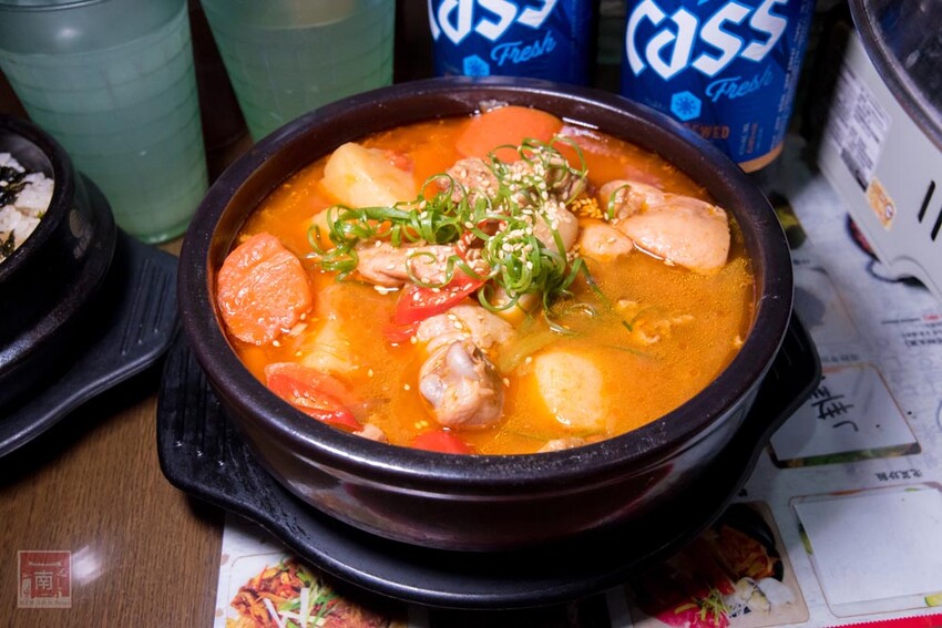 【臺南美食】開了10幾年台南韓式料理店，15道韓國小菜無限供應，供應韓國道地美食、烤肉及部隊鍋~韓朝崇明店 - 南人幫