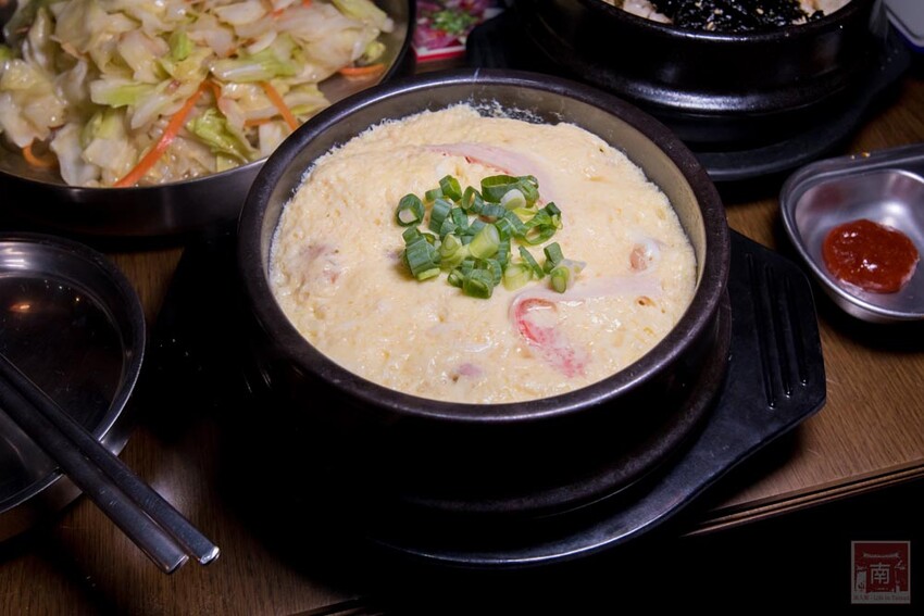 【臺南美食】開了10幾年台南韓式料理店,15道韓國小菜無限供應,供應韓國道地美食、烤肉及部隊鍋~韓朝崇明店 - 南人幫