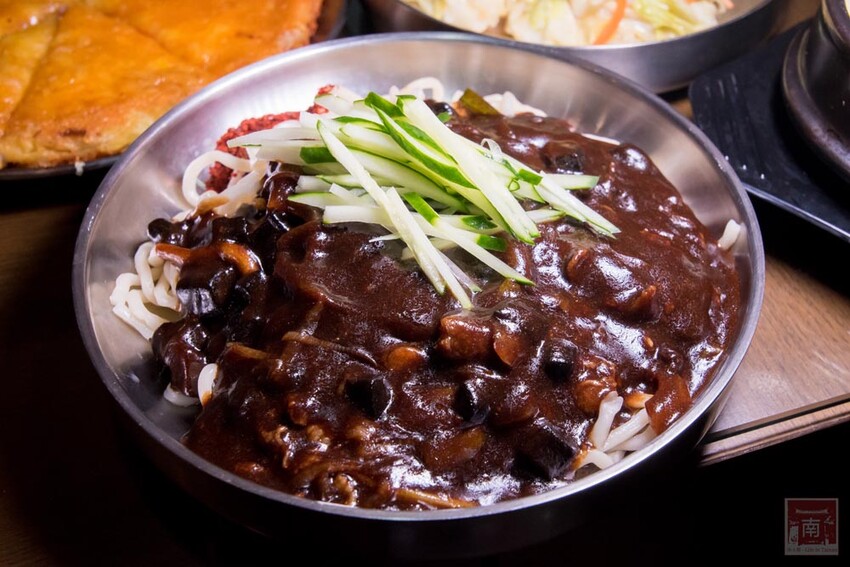 【臺南美食】開了10幾年台南韓式料理店，15道韓國小菜無限供應，供應韓國道地美食、烤肉及部隊鍋~韓朝崇明店 - 南人幫