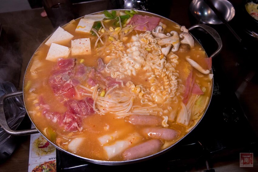 【臺南美食】開了10幾年台南韓式料理店，15道韓國小菜無限供應，供應韓國道地美食、烤肉及部隊鍋~韓朝崇明店 - 南人幫