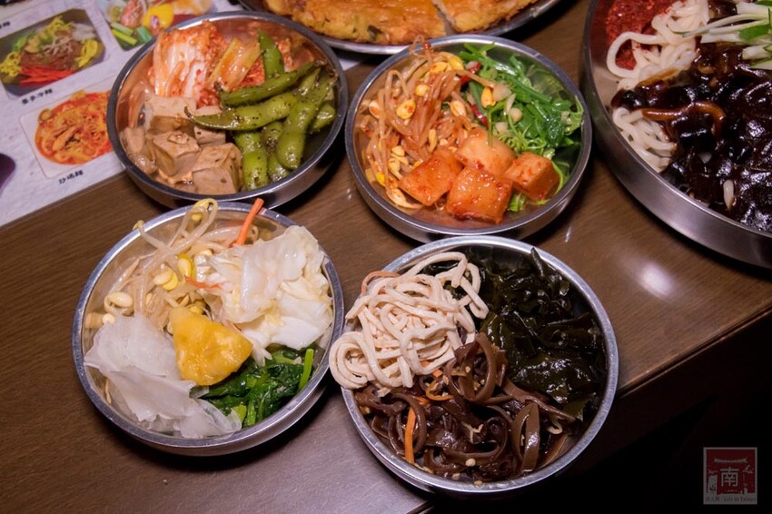 【臺南美食】開了10幾年台南韓式料理店，15道韓國小菜無限供應，供應韓國道地美食、烤肉及部隊鍋~韓朝崇明店 - 南人幫