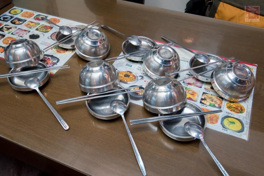 【臺南美食】開了10幾年台南韓式料理店，15道韓國小菜無限供應，供應韓國道地美食、烤肉及部隊鍋~韓朝崇明店 - 南人幫