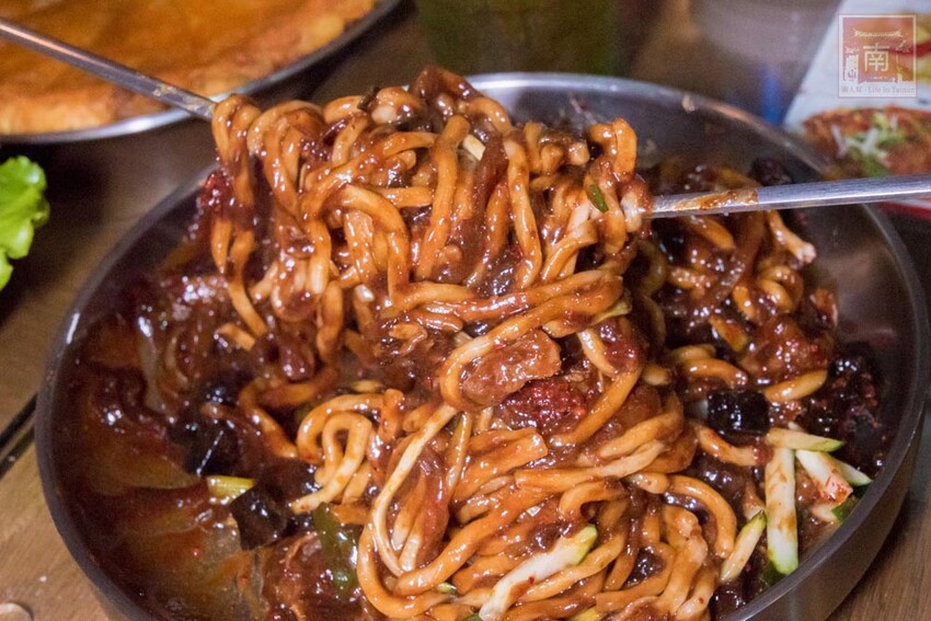 【臺南美食】開了10幾年台南韓式料理店,15道韓國小菜無限供應,供應韓國道地美食、烤肉及部隊鍋~韓朝崇明店 - 南人幫