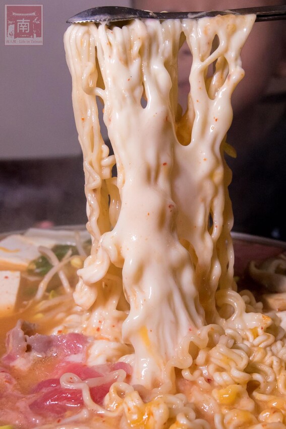 【臺南美食】開了10幾年台南韓式料理店，15道韓國小菜無限供應，供應韓國道地美食、烤肉及部隊鍋~韓朝崇明店 - 南人幫