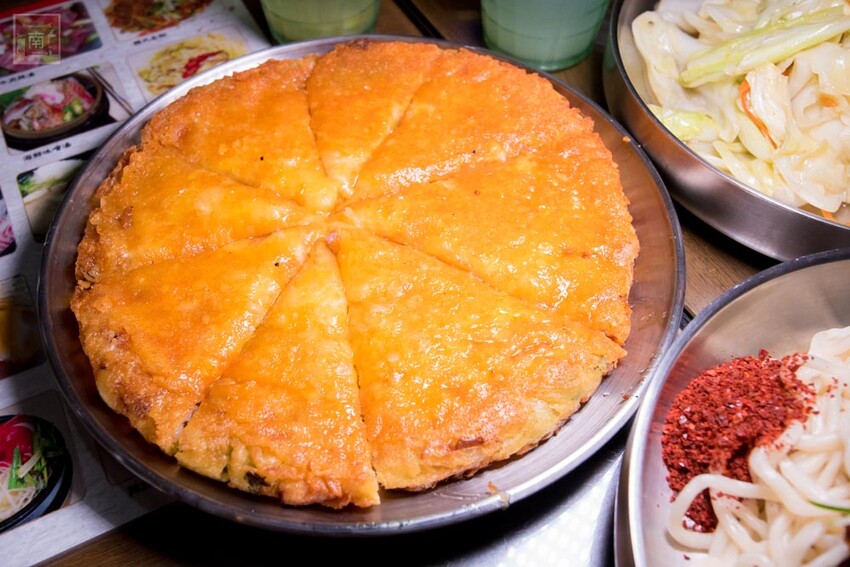 【臺南美食】開了10幾年台南韓式料理店，15道韓國小菜無限供應，供應韓國道地美食、烤肉及部隊鍋~韓朝崇明店 - 南人幫