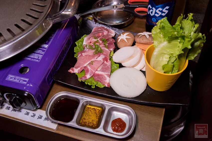 【臺南美食】開了10幾年台南韓式料理店，15道韓國小菜無限供應，供應韓國道地美食、烤肉及部隊鍋~韓朝崇明店 - 南人幫