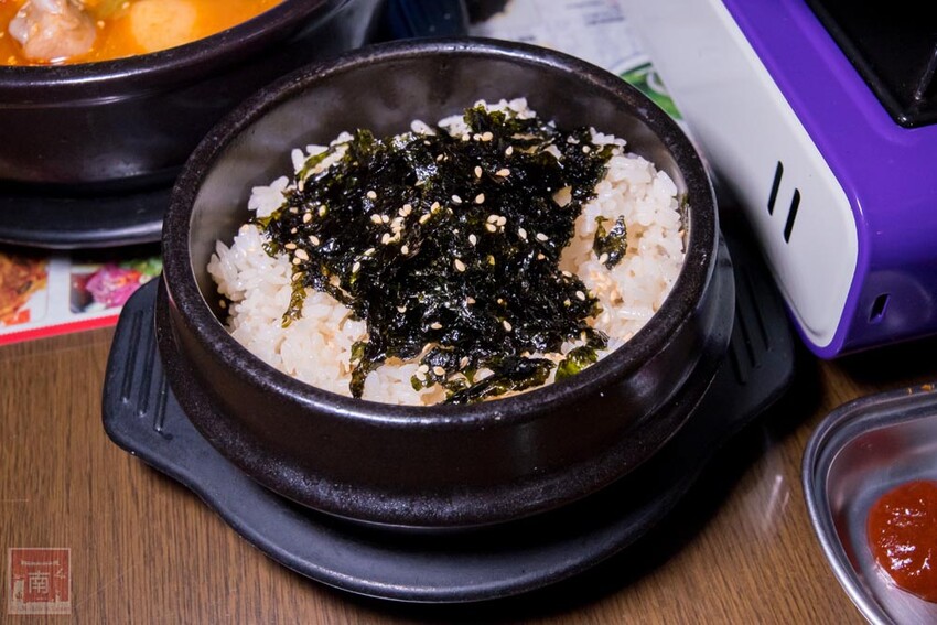 【臺南美食】開了10幾年台南韓式料理店,15道韓國小菜無限供應,供應韓國道地美食、烤肉及部隊鍋~韓朝崇明店 - 南人幫