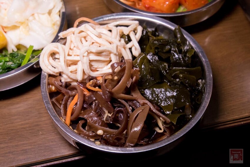 【臺南美食】開了10幾年台南韓式料理店，15道韓國小菜無限供應，供應韓國道地美食、烤肉及部隊鍋~韓朝崇明店 - 南人幫