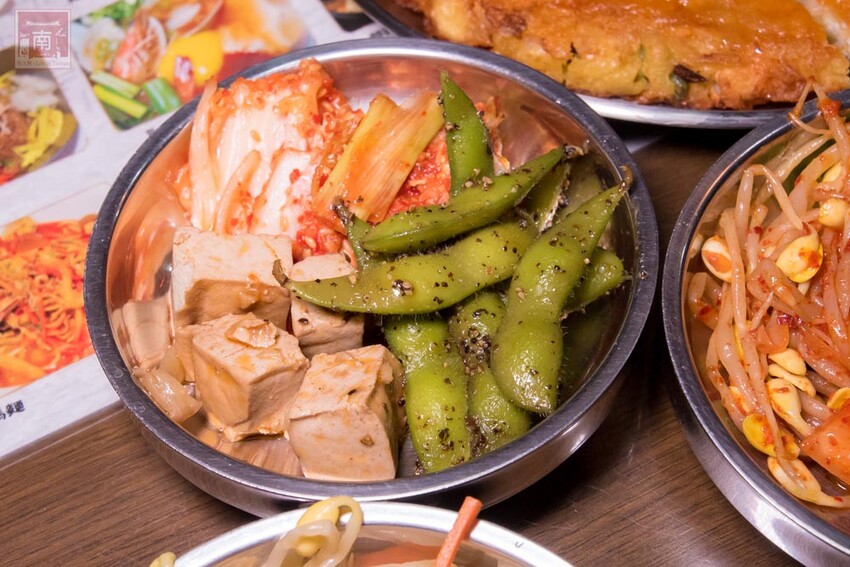 【臺南美食】開了10幾年台南韓式料理店，15道韓國小菜無限供應，供應韓國道地美食、烤肉及部隊鍋~韓朝崇明店 - 南人幫