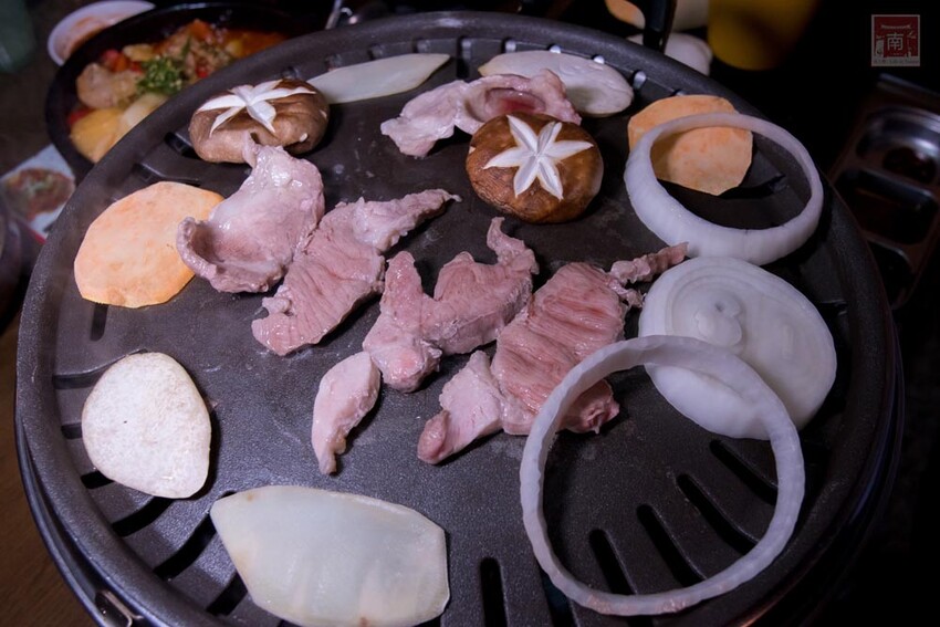 【臺南美食】開了10幾年台南韓式料理店，15道韓國小菜無限供應，供應韓國道地美食、烤肉及部隊鍋~韓朝崇明店 - 南人幫