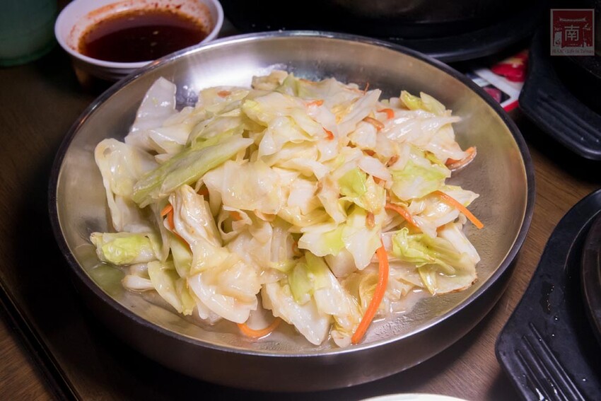 【臺南美食】開了10幾年台南韓式料理店,15道韓國小菜無限供應,供應韓國道地美食、烤肉及部隊鍋~韓朝崇明店 - 南人幫