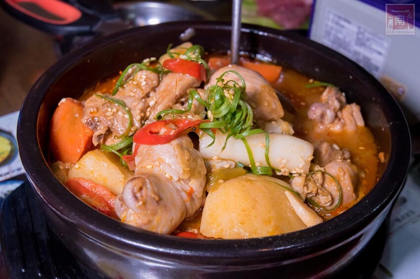 【臺南美食】開了10幾年台南韓式料理店，15道韓國小菜無限供應，供應韓國道地美食、烤肉及部隊鍋~韓朝崇明店 - 南人幫