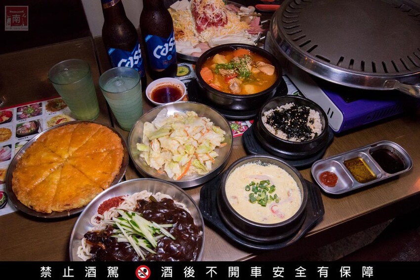 【臺南美食】開了10幾年台南韓式料理店,15道韓國小菜無限供應,供應韓國道地美食、烤肉及部隊鍋~韓朝崇明店 - 南人幫