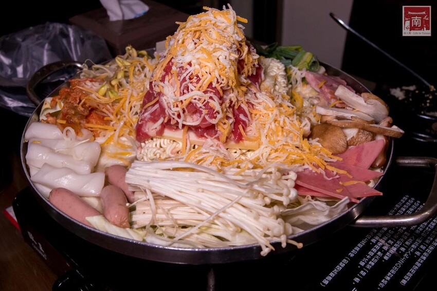 【臺南美食】開了10幾年台南韓式料理店，15道韓國小菜無限供應，供應韓國道地美食、烤肉及部隊鍋~韓朝崇明店 - 南人幫