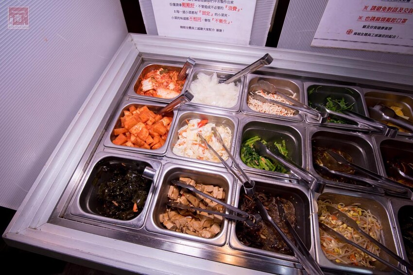 【臺南美食】開了10幾年台南韓式料理店，15道韓國小菜無限供應，供應韓國道地美食、烤肉及部隊鍋~韓朝崇明店 - 南人幫