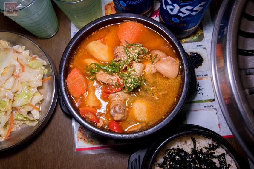 【臺南美食】開了10幾年台南韓式料理店，15道韓國小菜無限供應，供應韓國道地美食、烤肉及部隊鍋~韓朝崇明店 - 南人幫