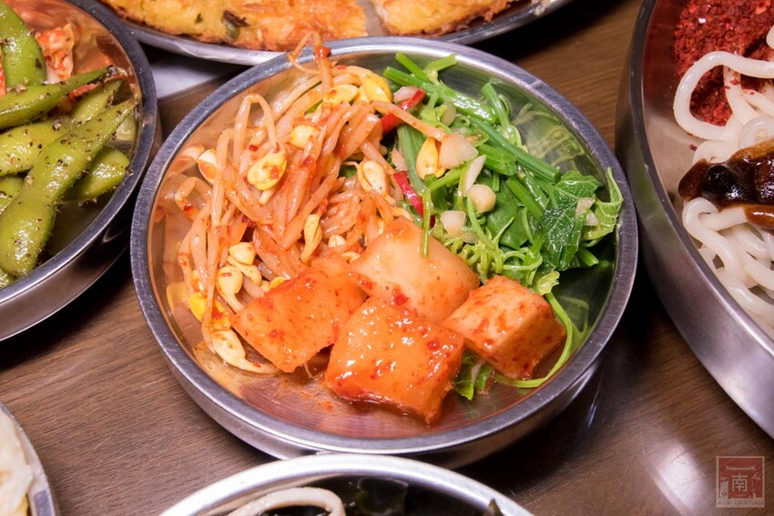 【臺南美食】開了10幾年台南韓式料理店，15道韓國小菜無限供應，供應韓國道地美食、烤肉及部隊鍋~韓朝崇明店 - 南人幫