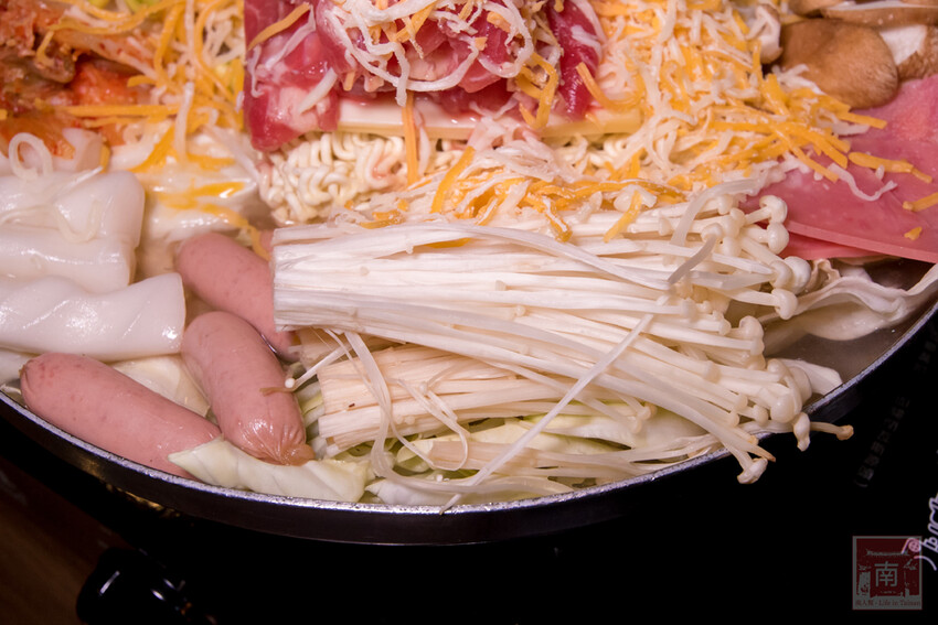 【臺南美食】開了10幾年台南韓式料理店，15道韓國小菜無限供應，供應韓國道地美食、烤肉及部隊鍋~韓朝崇明店 - 南人幫