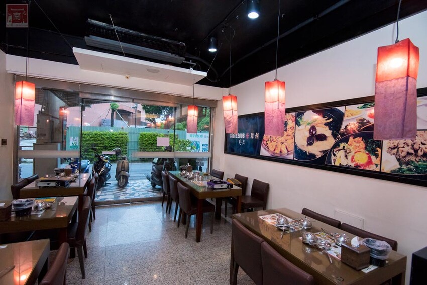 【臺南美食】開了10幾年台南韓式料理店，15道韓國小菜無限供應，供應韓國道地美食、烤肉及部隊鍋~韓朝崇明店 - 南人幫