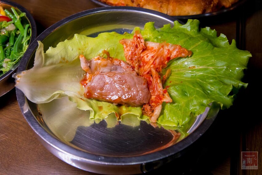 【臺南美食】開了10幾年台南韓式料理店，15道韓國小菜無限供應，供應韓國道地美食、烤肉及部隊鍋~韓朝崇明店 - 南人幫