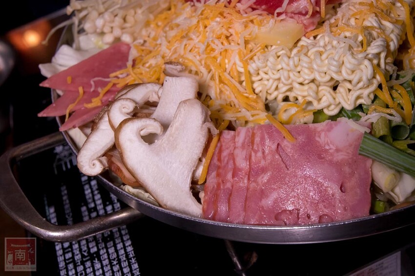 【臺南美食】開了10幾年台南韓式料理店，15道韓國小菜無限供應，供應韓國道地美食、烤肉及部隊鍋~韓朝崇明店 - 南人幫