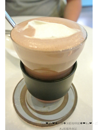 深藍咖啡館：【食記】oO。。台南　東區　深藍咖啡館　千層蛋糕　法式原味千層　Mocha千層　焦糖千層　抹茶紅豆千層　鮮果千層(草莓)　混合蛋　布朗尼　聽說是千層蛋糕界裡的LV，不吃不行？！oO。o○。　